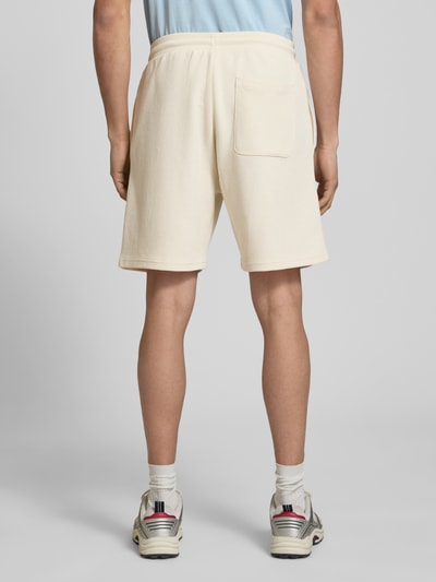 Männermodel trägt Shorts mit Strukturmuster von REVIEW in Creme, Baumwoll-Mix, Regular-Fit, elastischer Bund, Ganzkörperansicht Rückansicht.