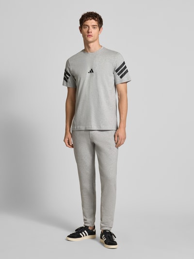 adidas Originals Spodnie dresowe z elastycznym pasem i wpuszczanymi kieszeniami Jasnoszary melanż 1