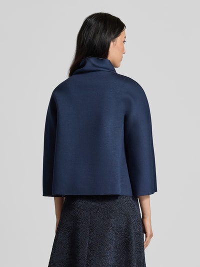 Frauenmodel trägt Jacke aus Viskose-Mix mit Stehkragen von Rinascimento in Dunkelblau, lockere Passform, Rückenansicht, Nahaufnahme Oberkörper.