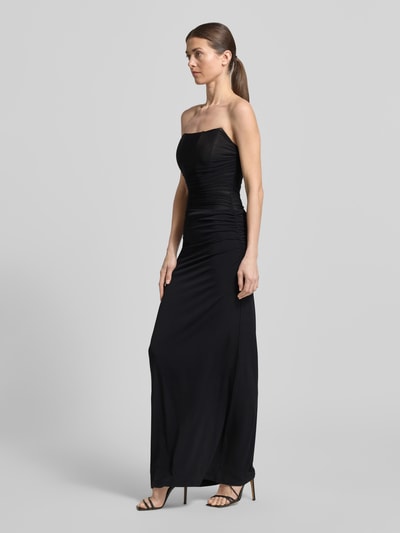Frauenmodel trägt Slim Fit Abendkleid mit Raffungen Modell 'Rendall' von Forever New, schulterfrei, schwarzer Elastischer-Material-Mix, Mesh, Corsett-Top, Ganzkörperansicht von vorne.