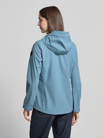 Vrouwenmodel draagt lichtblauwe dames jack met capuchon, ritssluiting en ritszakken, model 'GS111' van G.I.G.A. DX, slim fit, waterdicht tot 10.000 mm waterkolom, ruglengte 69 cm, schouderbreedte 39 cm, borstwijdte 44 cm, mouwlengte 65 cm, textuur glad, geheel beeld rugaanzicht.