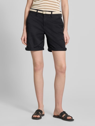 Frauenmodel trägt Regular Fit Bermudas aus Baumwoll-Mix von s.Oliver RED LABEL, Optik: Unifarben, Twill, mit Damen Gürtel, Nahaufnahme Oberkörper