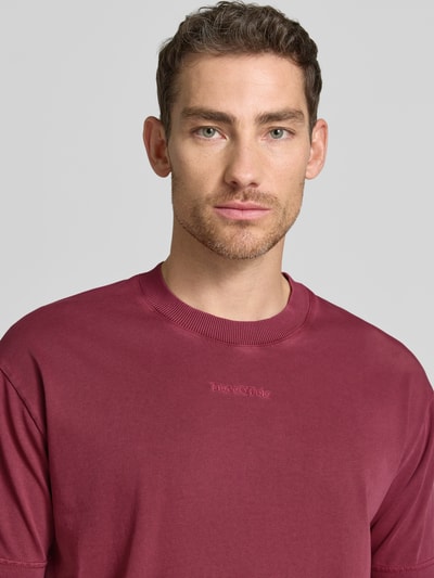 Männermodel trägt Relaxed Fit T-Shirt aus reiner Baumwolle von Marc O’Polo, unifarbenes Jersey, Rundhals, Label-Schriftzug, Nahaufnahme Oberkörper.