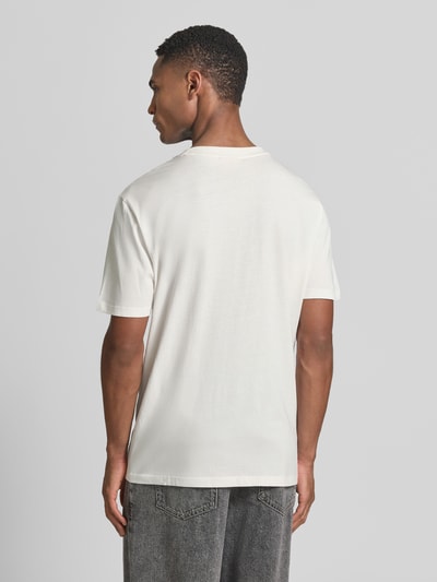 Männermodel trägt Relaxed Fit T-Shirt aus reiner Baumwolle Modell 'DOSTINO' von HUGO, Optik: Unifarben, Ganzkörperansicht Rückansicht.