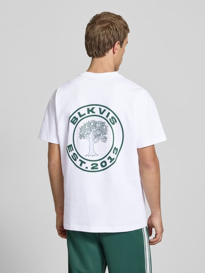 Mannelijk model draagt T-shirt met logo en ronde hals van BLKVIS in puur katoen, regular fit, ruglengte maat M 70 cm, rugaanzicht