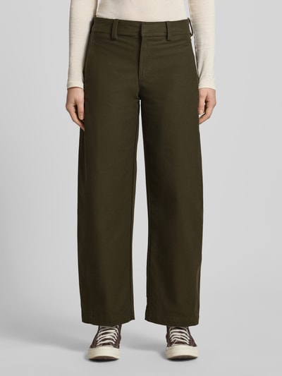 Kobiece modelka nosi Barrel Fit Jeans mit Baumwoll-Anteil Modell 'CLAIR' von Only, zieleń, denim, gładkie, widok całej sylwetki z przodu