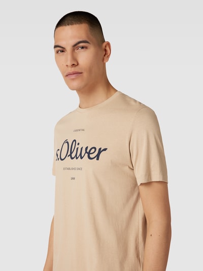 s.Oliver RED LABEL T-Shirt mit Label-Print Modell 'Logo' Camel 3