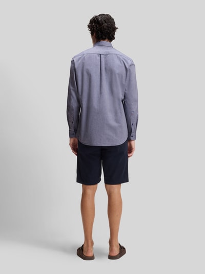 Männermodel trägt Regular Fit Freizeithemd aus Oxford-Baumwolle Modell 'RICKERT' von BOSS Orange in Melange-Optik, Ganzkörperansicht Rückansicht.