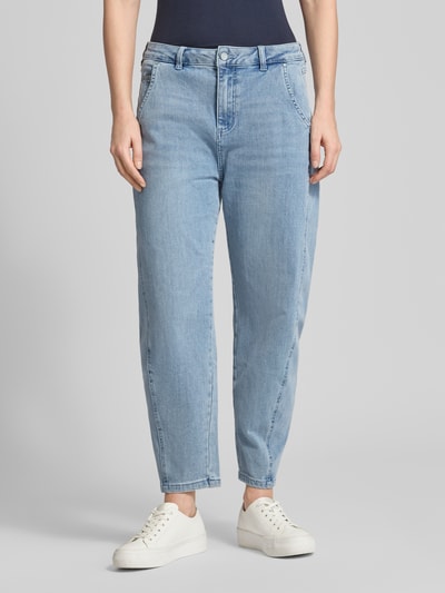 Kobiece model prezentuje Ballon Jeans mit Eingrifftaschen od Buena Vista, niebieski jeans, bawełna z wiskozą, krój balloon fit, used-look, szerokość w rozmiarze S 39 cm, długość nogawki wewnętrznej 65 cm, widok całej sylwetki z przodu.