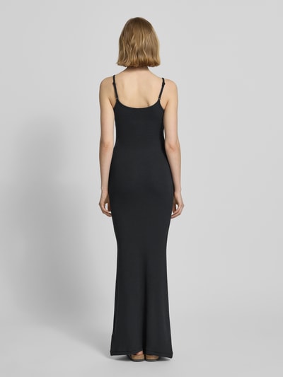 Frauenmodel trägt Slip Dress mit Feinripp und Spaghettiträgern Modell 'Corin' von LeGer by Lena Gercke in Schwarz, Reine Baumwolle, Körpernaher-Schnitt, Maxikleid, Ganzkörperansicht Rückansicht.