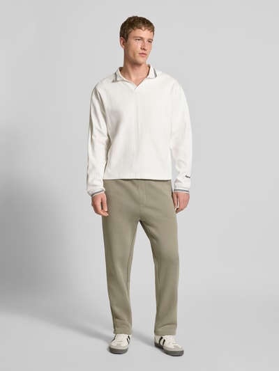Männermodel trägt Sweatpants mit Baumwoll-Anteil Modell 'KANE BRADLEY' von JACK & JONES in Beige, Gerade Passform, Eingrifftaschen, elastischer Bund mit Tunnelzug, Material-Mix, Herren, Ganzkörperansicht von vorne.