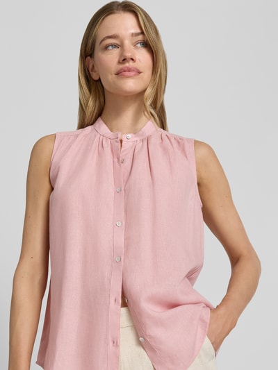 Frauenmodel trägt Regular Fit Blusentop aus Viskose-Leinen-Mix von Christian Berg Woman in Rosa mit Rundhalsausschnitt und Knopfleiste, Rückenlänge bei Größe 36: 61 cm, Nahaufnahme Oberkörper.