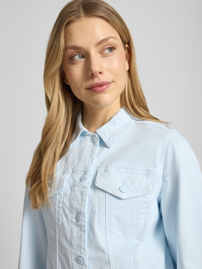 Frauenmodel trägt Regular Fit Jeansjacke aus Baumwoll-Mix von s.Oliver RED LABEL in Optik: Unifarben, Denim-Textur, Nahaufnahme Oberkörper.