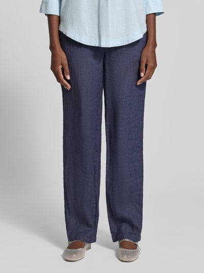 Frauenmodel trägt Straight Fit Leinenhose mit elastischem Bund von Fynch-Hatton in Dunkelblau, feine Struktur, mit Paspeltaschen am Gesäß, reines Leinen, Bundweite 38 cm, Innenbeinlänge 79 cm, Ganzkörperansicht von vorne.