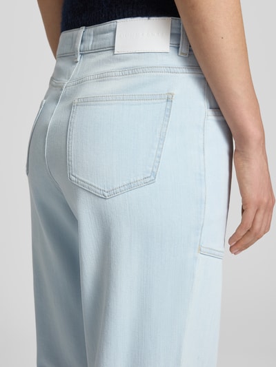 Männermodel trägt Straight Fit Jeans mit aufgesetzten Taschen Modell 'Melly' von OPUS PANTS, mieszanka bawełny, krój straight fit, nakładane kieszenie, 5 kieszeni, zapięcie na guzik i zamek błyskawiczny, szerokość w rozmiarze 36/28: 39 cm, długość wewnętrzna nogawki: 71 cm, jasnoniebieski, gładka faktura, detal z tyłu, detalaufnahme.