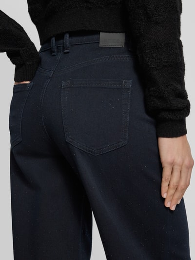 Kobiece modelka nosi Jeansy z 5 kieszeniami od Marc Cain, mieszanka bawełny, luźny krój, ciemny granat, detaliczny widok tyłu.