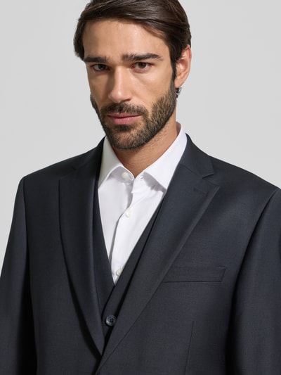 Männermodel trägt Regular Fit 2-Knopf-Sakko mit Pattentaschen van bugatti, donker materiaal-mix met schurwoll, nahaufnahme oberkörper.