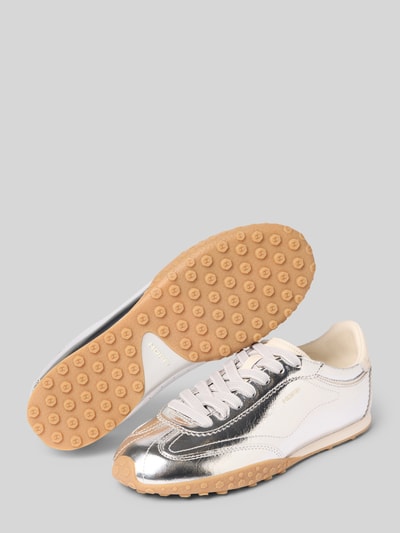 Produktfoto, Sneaker aus echtem Leder in glänzender Optik Modell 'Bridge' von HOFF, weiß-silberne Oberfläche, runde Form, Profilsohle, Damen Sneaker, Absatzhöhe 1 cm, Schafthöhe 8 cm, Schaftweite 9 cm