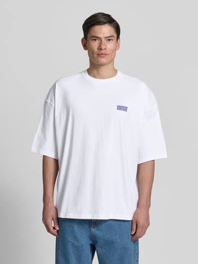 Männermodel trägt T-Shirt mit Logo-Print Modell 'GIXY' von American Vintage aus Reine Baumwolle, Loose-Fit, Rundhalsausschnitt, Ganzkörperansicht von vorne.