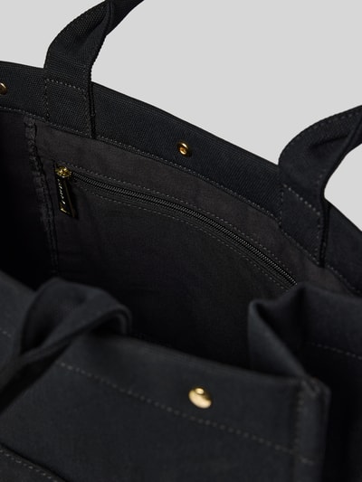 Produktfoto, Handtasche mit Logo-Stitching Modell 'Signature' von Hey Marley, Hauptfach mit Druckknopfverschluss, Reißverschlussfach auf der Innenseite, Strukturmuster, schwarze Farbe, Maße: Breite 32 cm, Länge 41 cm, Tiefe 16 cm, Schulterriemen 64 cm.