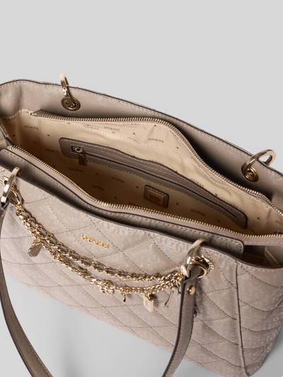 Produktfoto, Umhängetasche mit Ketten-Detail Modell 'LIBBY NOEL TOTE' von Guess, beżowa fakturowana powierzchnia, Szerokość w rozmiarze 1: 34 cm, długość: 26 cm, głębokość: 11 cm, długość paska: 58 cm, główna komora na zamek, aplikacja z logo, damska