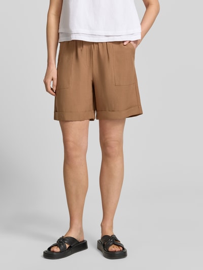 Frauenmodel trägt Regular Fit Shorts aus Viskose-Mix Modell 'Malotta' von OPUS PANTS in Braun, gerade geschnitten, Nahaufnahme Oberschenkel, Viskose-Mix mit Leinen-Anteil, elastischer Bund mit Tunnelzug, Bundweite 40 cm, Innenbeinlänge 16 cm.