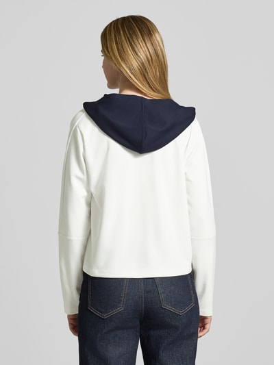 Vrouwenmodel draagt Relaxed Fit Sweatshirt met viscose-aandeel van monari, elastische mix, capuchon, lange mouwen, rugaanzicht.