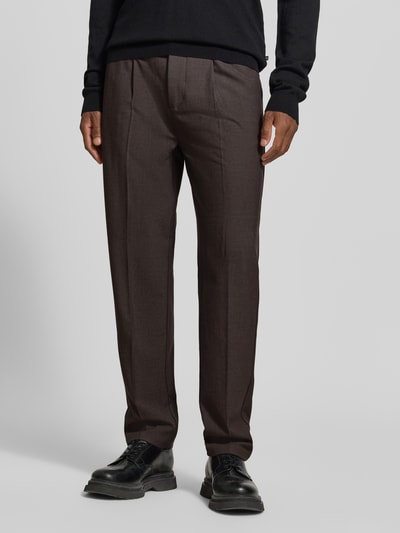 Männermodel trägt Stoffhose mit Bügelfalte Modell 'MARC' von Casual Friday in Braun, Straight Fit, glatte Textur, Nahaufnahme Oberkörper.