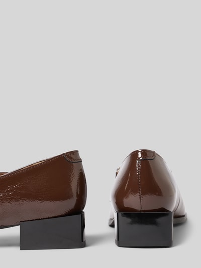 Produktfoto, Ballerinas mit Riemchen und Blockabsatz von BIANCO in braun mit abgerundeter Form, strukturierte Sohle, Absatzhöhe 3 cm, Schafthöhe 6 cm, Schaftweite 20 cm.