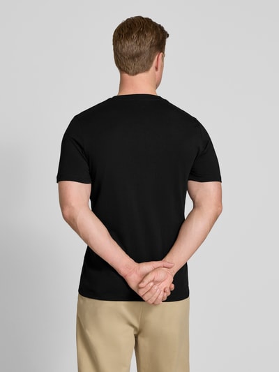 Męski model nosi Regular Fit T-Shirt aus reiner Baumwolle od s.Oliver RED LABEL, czarny, jednolity, krótkie rękawy, jersey, widok całej sylwetki z tyłu.