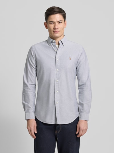 Männermodel trägt Freizeithemd mit Knopfleiste von Polo Ralph Lauren in hellgrau, Reine Baumwolle, Regular-Fit, Button-Down-Kragen, Label-Stitching, Ganzkörperansicht von vorne. Rückenlänge 81 cm, Schulterbreite 45 cm, Ärmellänge 66 cm bei Größe M.