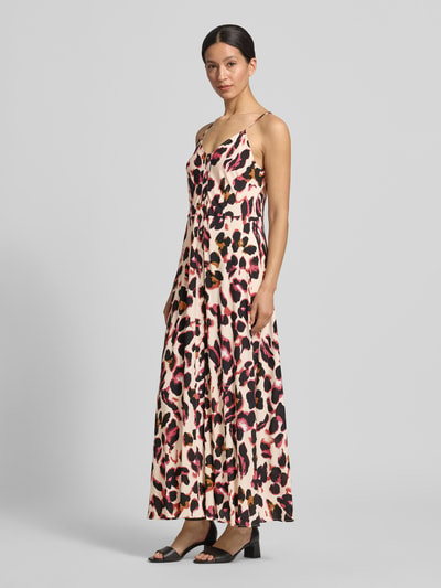 Frauenmodel trägt Maxikleid aus Viskose mit Knopfleiste Modell 'SAVANNA' von YAS, Allover-Look, V-Ausschnitt, Spaghettiträger, Gerader-Schnitt, Ganzkörperansicht von vorne.