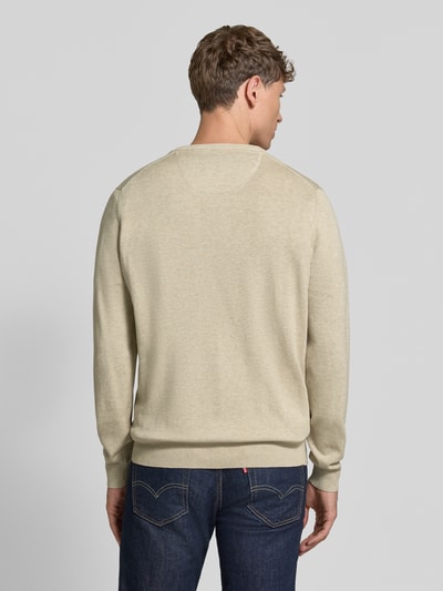 Männermodel trägt Strickpullover mit Label-Strickerei von Fynch-Hatton aus reiner Baumwolle in Beige, gerader Schnitt, Ganzkörperansicht Rückansicht.