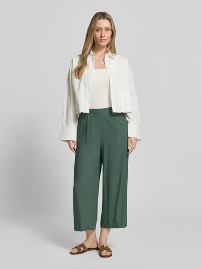 Kobiece modelka nosi Regular Fit Culotte aus Viskose-Leinen-Mix Modell 'MYMILO' von Vero Moda, efekt: jednolity kolor, krój regular fit, ściągacz w pasie, wpuszczane kieszenie, wykończenie materiału: cieniowana przędza, mieszanka wiskozy i lnu, widok całej sylwetki z przodu.