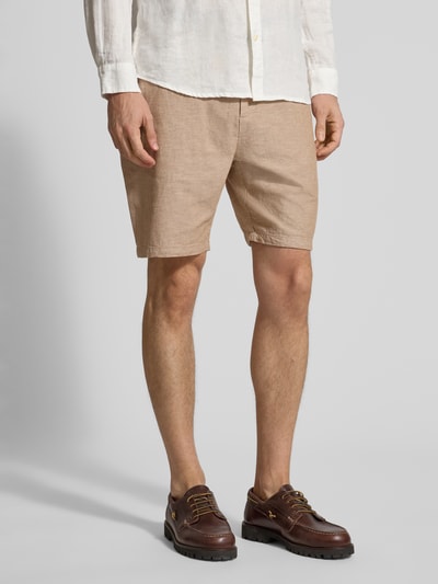 Männermodel trägt Shorts aus Baumwoll-Leinen-Mix mit elastischem Bund von Scotch & Soda, Beige, Regular Fit, Nahaufnahme Oberkörper.