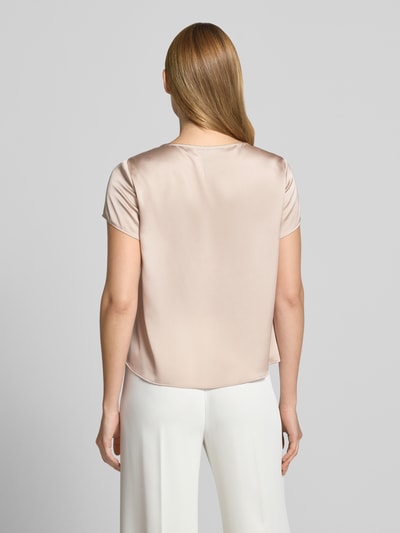 Frauenmodel trägt Blusenshirt mit Rundhalsausschnitt und Raffungen von Vera Mont aus Satin, Regular-Fit, Rückenlänge 55 cm, Ärmellänge 15 cm, Ganzkörperansicht Rückansicht