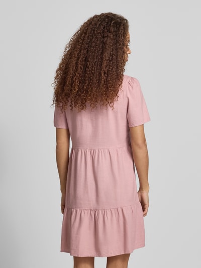 Frauenmodel trägt A-Linie Freizeitkleid aus Viskose-Leinen-Mix Modell 'TIRI-GOA' von Only, Optik: Unifarben, Mini-Länge, Flammgarn, Ganzkörperansicht Rückansicht.
