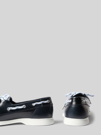 Produktfoto, Loafers aus Leder mit Schnürung von Marc Cain Bags & Shoes in Dunkelblau mit weißer Sohle, abgerundete Spitze, glatte Lederoberfläche, sichtbare helle Ziernähte, Schafthöhe 6 cm, Schaftweite 12 cm, Absatzhöhe 2 cm.