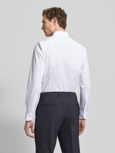 Męski model nosi Body Fit Business-Koszulę z listwą guzikową od OLYMP Level Five, mieszanka bawełny i elastanu, kołnierzyk typu kent, długość tyłu 80 cm, szerokość ramion 42 cm, długość rękawów 68 cm, kolor biały, tekstura gładka, całkowity widok z tyłu.