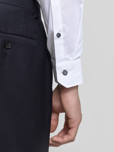 Mężczyzna nosi Super Slim Fit Biznes-Koszulę Model 'Urban Kent' od OLYMP No. Six, mieszanka bawełny i elastanu, detal mankietu, zbliżenie rękawa.