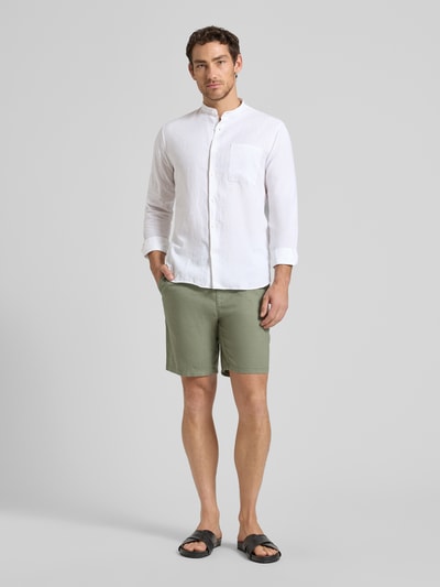 Männermodel trägt Regular Fit Leinenhemd mit Brusttasche Modell 'Atrostol' von Matinique, weißer Baumwoll-Leinen-Mix, Langärmelig, Stehkragen, durchgehende Knopfleiste, Sportmanschetten, Ganzkörperansicht von vorne.