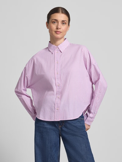 Kobiece model nosi Relaxed Fit Hemdbluse aus reiner Baumwolle von Marc O'Polo, efekt: wzór w paski, krój relaxed fit, kołnierzyk koszulowy, pas na plecach, listwa guzikowa, długi rękaw z mankietami, wykończenie: zaokrąglony, materiał: bawełna, ujęcie: całkowity widok z przodu.