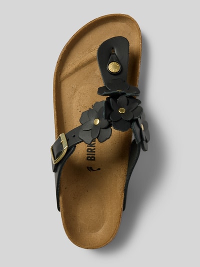 Produktfoto, Zehentrenner aus echtem Leder Modell 'GIZEH FLOWER EMBELLISHMEN' von Birkenstock, Damen, schwarze Lederoptik, offene Schuhspitze, flache Absatzform, Dornschließe, strukturierte Sohle, Materialverarbeitung Glattleder.