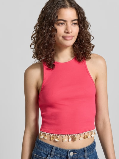 Frauenmodel trägt Slim Fit Top aus Baumwoll-Mix Modell 'SHELLY' von Only in Optik: Unifarben, mit Perlen, Muscheln, Rundhals, Feinripp, Nahaufnahme Oberkörper.