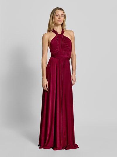 Frauenmodel trägt Maxikleid mit tiefem V-Ausschnitt von Rose Avenue in dunklem Rot, Taillierter Schnitt, Taillenband, Ganzkörperansicht von vorne. Rückenlänge bei Größe S: 135 cm.