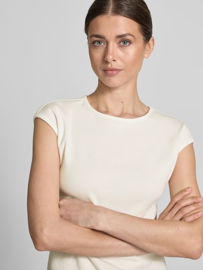 Frauenmodel trägt Regular Fit T-Shirt aus Baumwoll-Mix von Tom Tailor Denim in unifarbenem Creme, kurzarm und mit Rundhalsausschnitt, Nahaufnahme Oberkörper.
