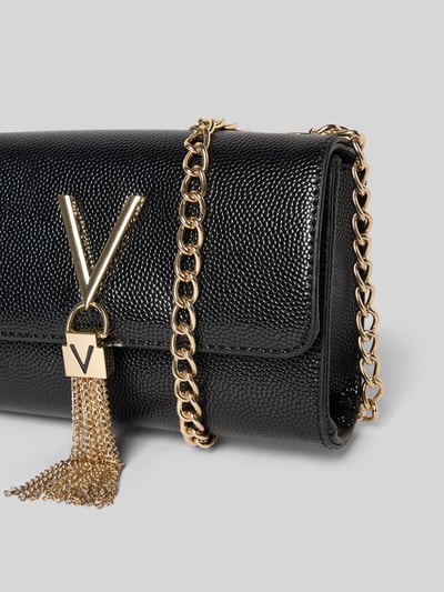 VALENTINO BAGS Kopertówka z imitacji skóry z aplikacją z logo model ‘Divina’ Czarny 2