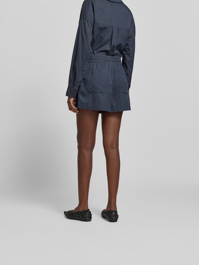 Frauenmodel trägt Shorts mit Lyocell-Anteil von Juvia in Dunkelblau, Baumwoll-Mix, elastischer Bund, Gesäßtaschen, Ganzkörperansicht Rückansicht.