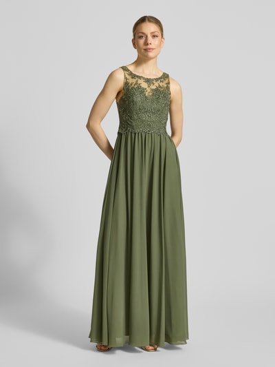 Frauenmodel trägt Midikleid mit Spitze und Ziersteinbesatz von Laona in Olivgrün, A-Linie, Chiffon, Ganzkörperansicht von vorne.