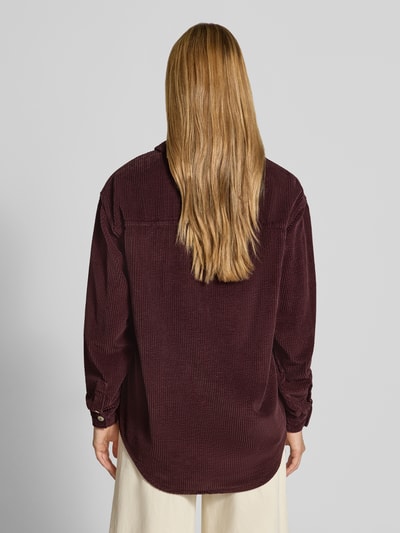 Frauenmodel trägt Oversized Hemdbluse aus reiner Baumwolle Modell 'Padow' von American Vintage, Cord-Optik, Ganzkörperansicht Rückansicht.